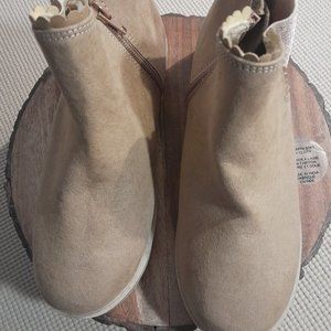Child size (3) Boots- Beige (New)